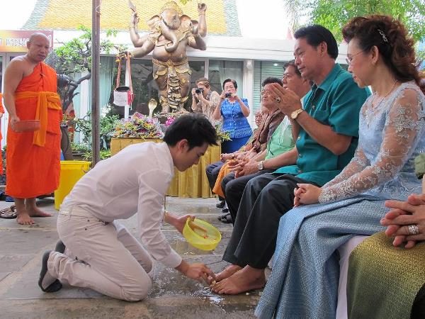 ล้างเท้าให้คุณพ่อ-กับคุณแม่