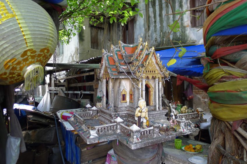 ทิ้งศาลเก่า 