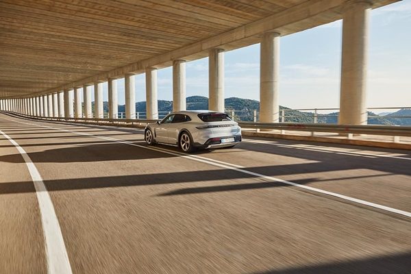 Porsche Taycan Cross Turismo (3)