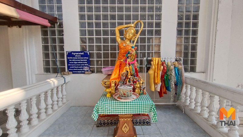 พระแม่ธรณีบีบมวยผม