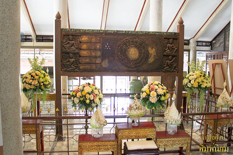 พระบาทไม้จำลอง
