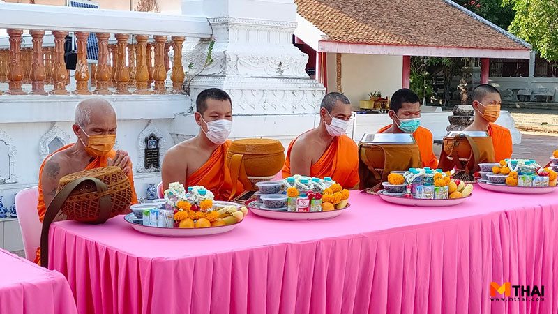 ใส่บาตร