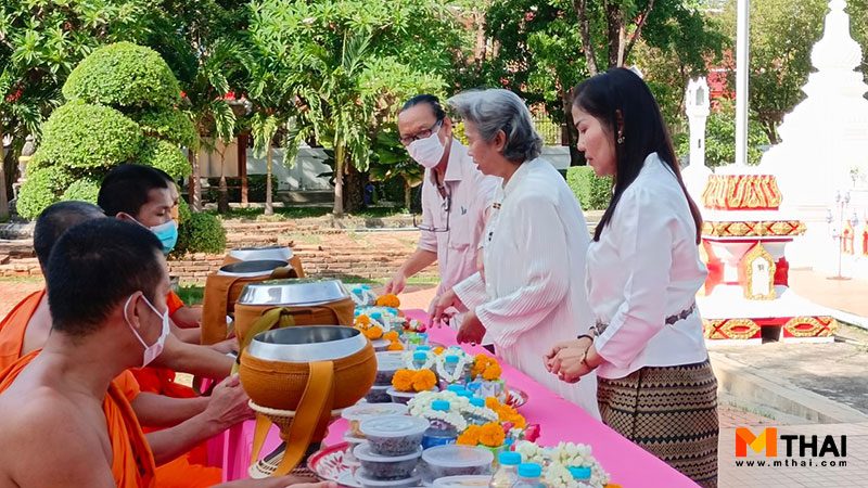 ใส่บาตรวัดชมภูเวก