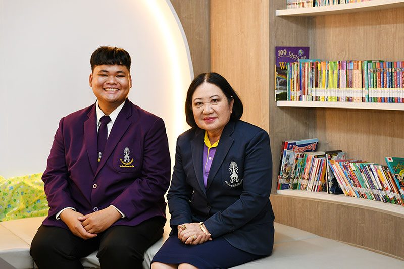 ภัทรพงศ์ พรมพินิจ และ ดร.นวลอนงค์ ธรรมเจริญ ผอ.โรงเรียนจิตรลดาวิชาชีพ