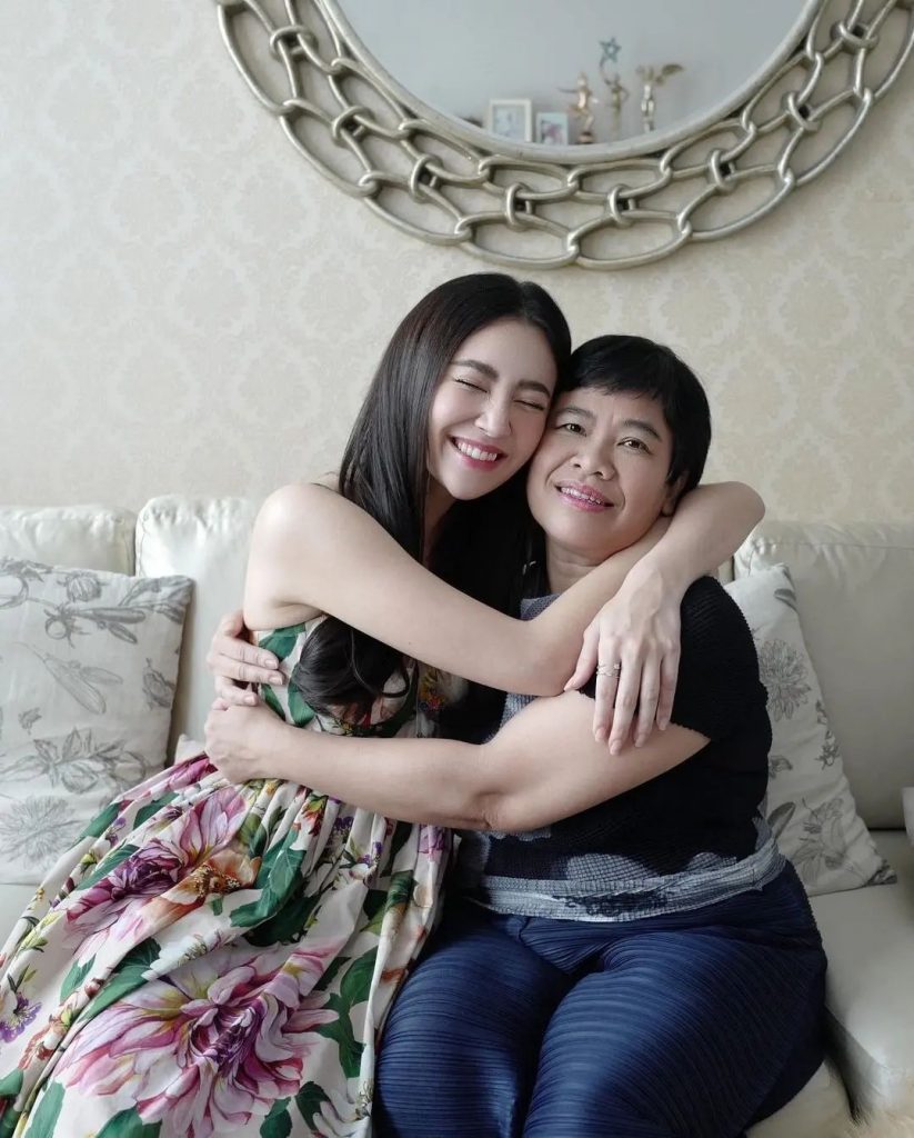 เบลล่า กับคุณแม่
