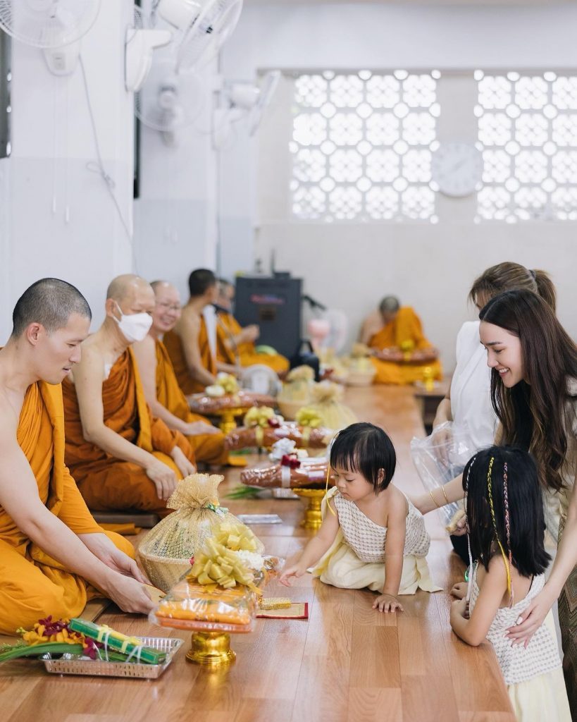เดียร์น่าถวายผ้าไตร