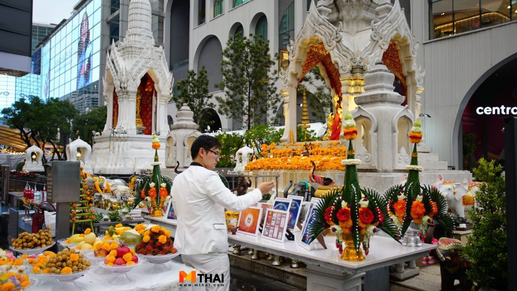 อ.มิก พชร ทูตเทวะ ทำพิธีบวงสรวงวอลเปเปอร์เอ็มไทย