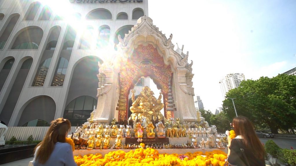 พระพิฆเนศ ด้านหน้าศูนย์การค้าเซ็นทรัลเวิลด์