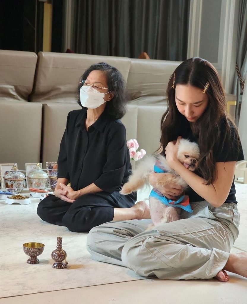 อั้ม พัชราภา ทำบุญครบรอบ 1 ปีให้น้องหมาแสนรัก
