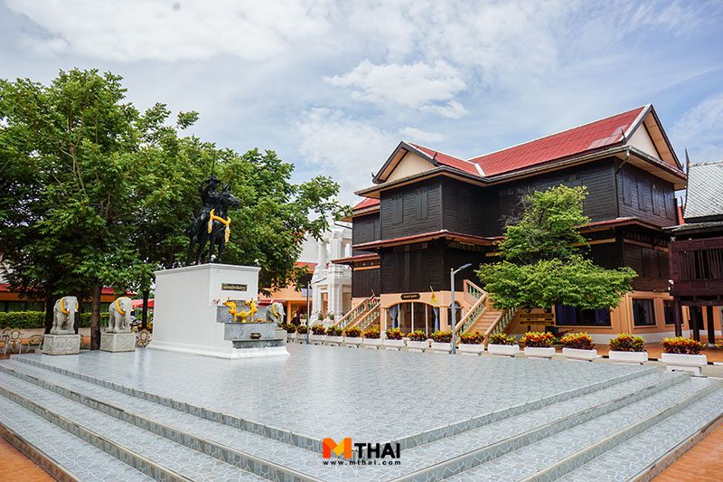 พระบรมราชานุสาวรีย์สมเด็จพระเจ้าตากสินมหาราช