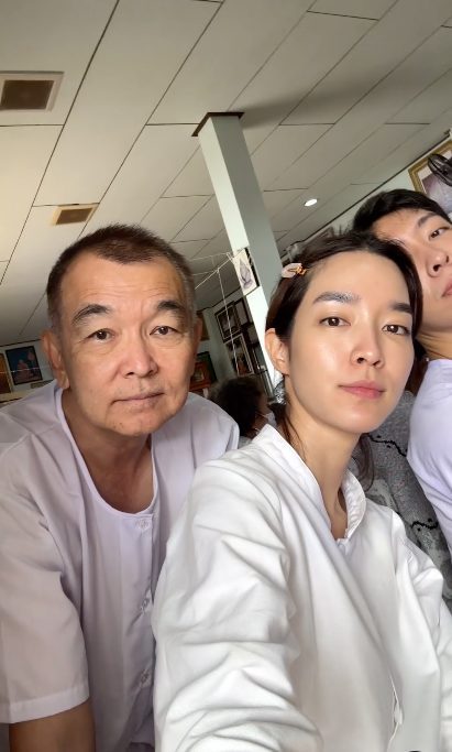 โม มนชนก ถือศีล ณ วัดป่าภูทับเบิก