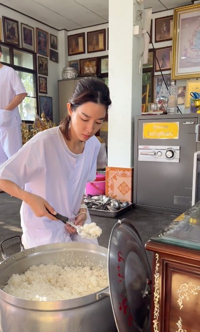 โม มนชนก ถือศีล ณ วัดป่าภูทับเบิก
