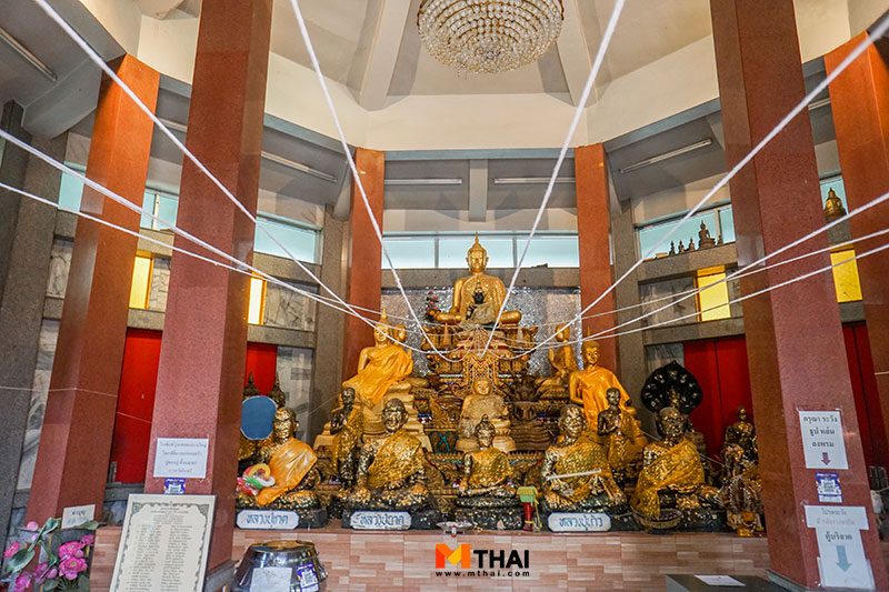 พระพุทธรูปภายในวิหาร