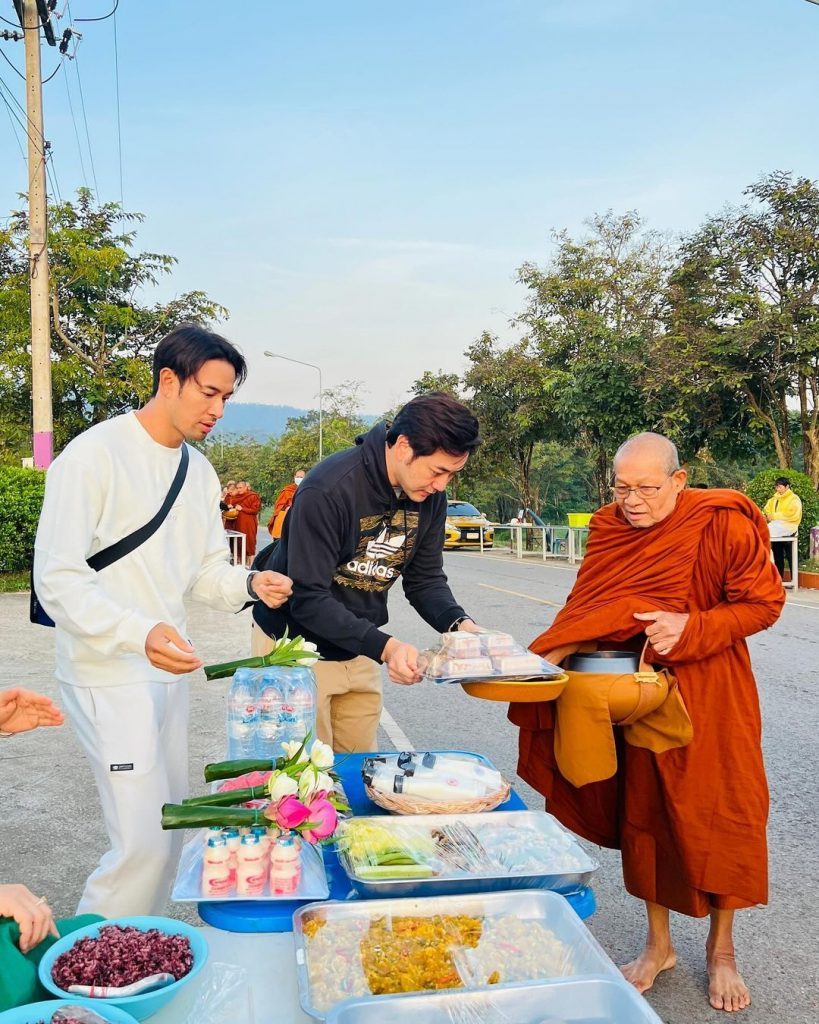 เกรท วรินทร - เอ็ม อภินันท์ ร่วมใส่บาตร พระต้น จักรกฤษณ์ 