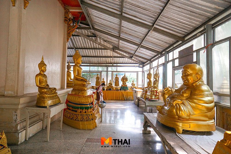 พระพุทธรูปภายในวิหาร
