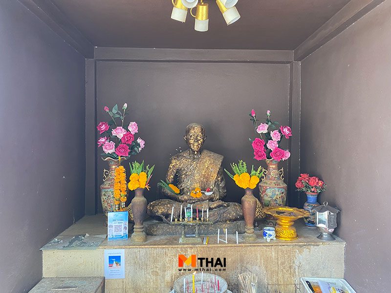 หลวงพ่อพุ่ม ธมฺมิโย