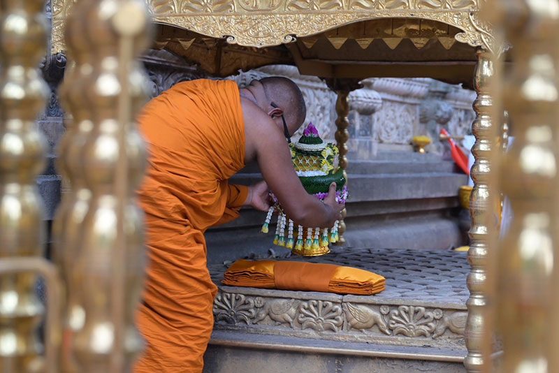 พระแท่นวัชรอาสน์