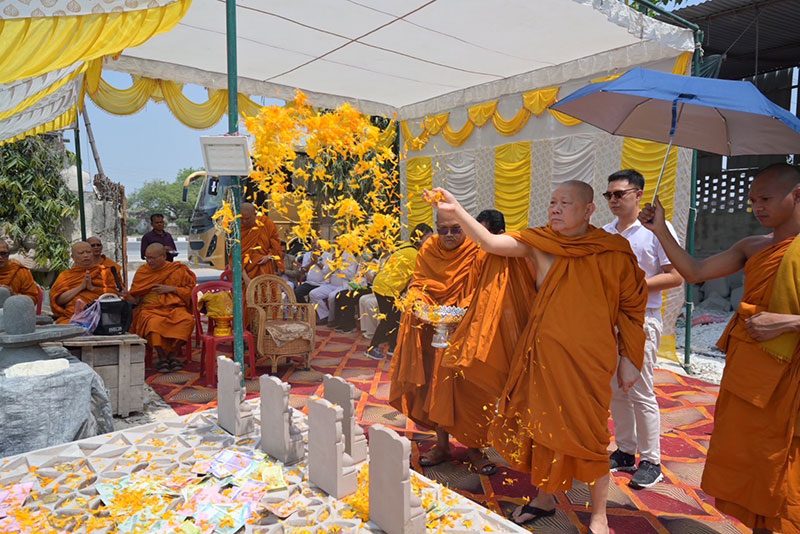พระแท่นวัชรอาสน์จำลอง