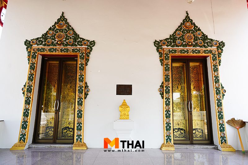 ประตูลงรักปิดทอง