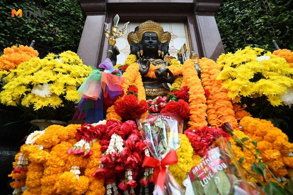 พระตรีมูรติ ตึกเอ็มไพร์