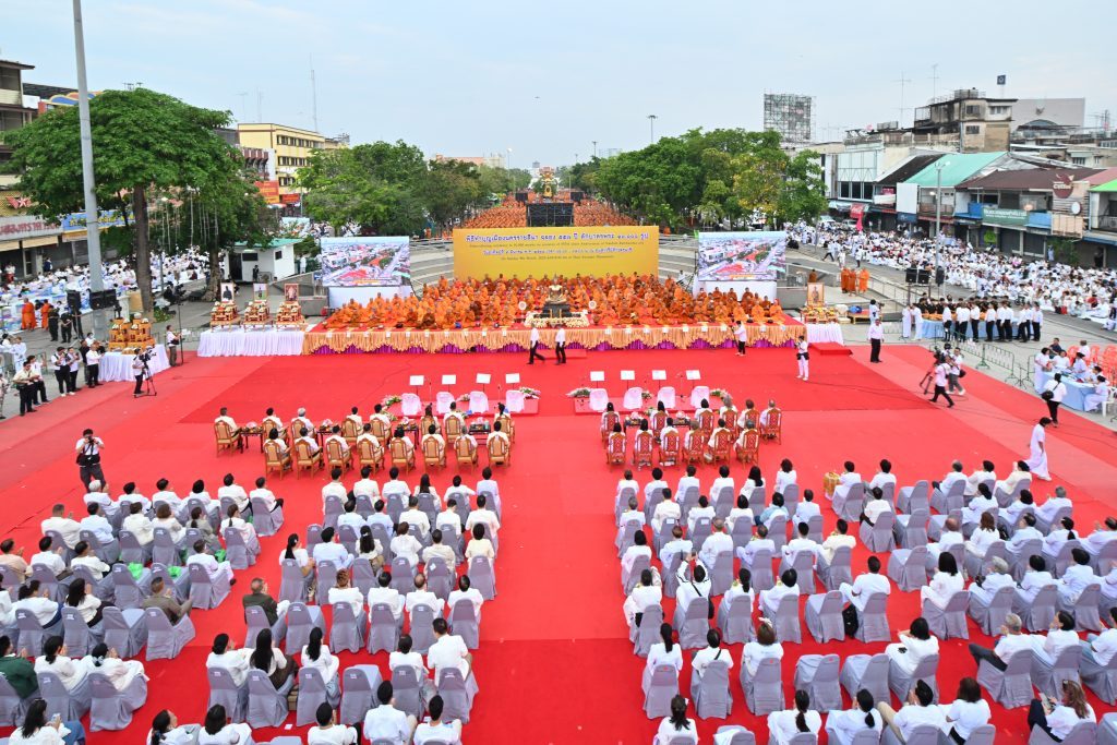พ่อเมืองแจัดตักบาตรพระหมื่น ทำบุญเมือง 557 ปี