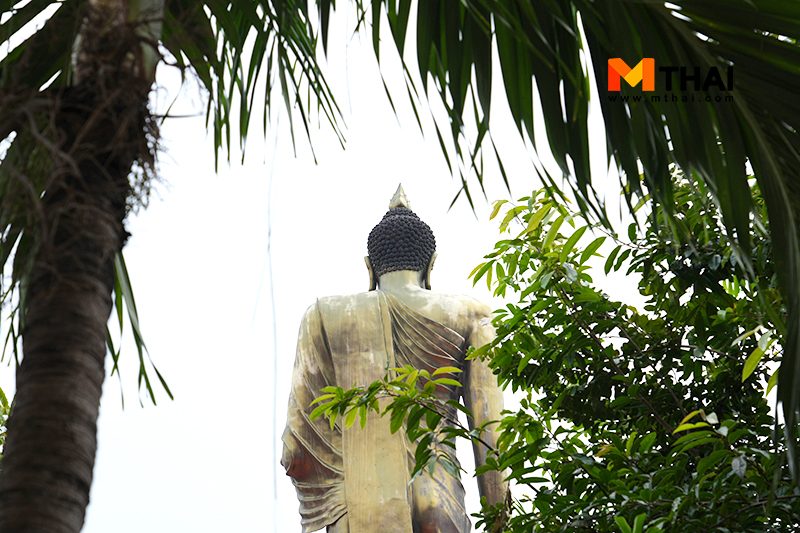 พระพุทธรูปยืนองค์ใหญ่