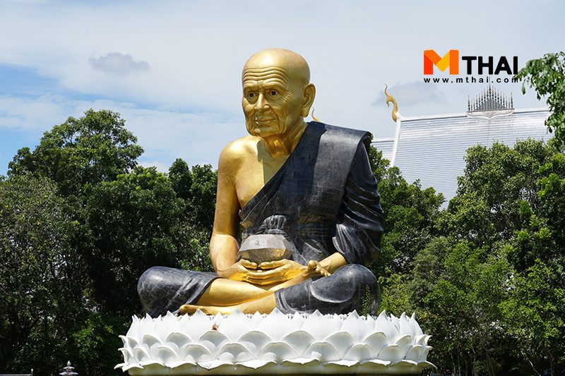 รูปปั้นหลวงปู่ทวดเหยียบน้ำทะเลจืด