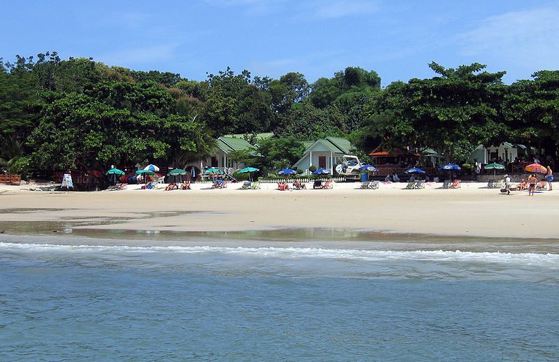 800px-Beach_Sea_Breeze_Koh_Samet