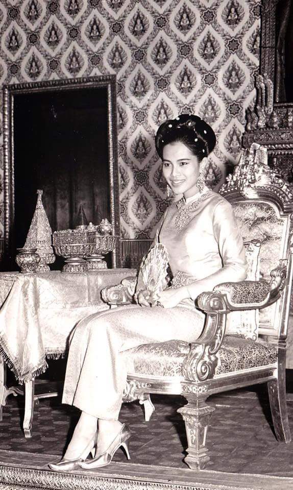 queen-sirikit-dress-10