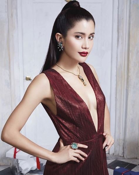 ชุดเดรสแหวกอก