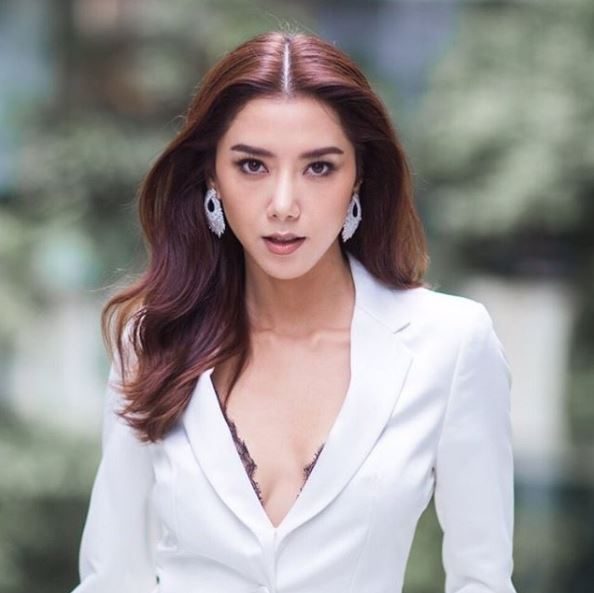ชุดเดรสแหวกอก