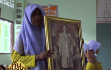 เด็กหญิง ป.5 ป่วยโรคผิวหนัง กอดรูปในหลวง ร.9 ร่ำไห้จะตั้งใจเรียน