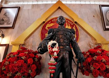 พสกนิกรหลั่งไหลรำลึก 103 ปี “วันอาภากร” ร่วมพิธีบวงสรวงและรำถวายมือสุดสมพระเกียรติ ณ หาดทรายรี ชุมพร