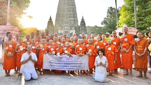 มูลนิธิโพธิปัญญา และโครงการปลูกต้นกล้าฯ สานต่อบ่มเพาะเมล็ดพันธุ์แห่งต้นกล้าใน โครงการปลูกต้นกล้า โพธิปัญญาสู่แดนพุทธองค์ รุ่นที่ 6 นำเยาวชนไทย 30 คน บวชเณรที่อินเดีย