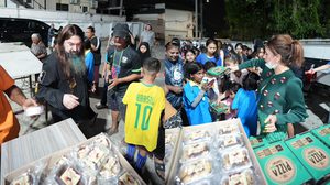 หนึ่งภาพล้านความหมาย หมอสุนิล ควง ภรรยา สร้างบุญใหญ่วันเกิดฯ ส่งต่อพลังใจ ร่วมบริจาคพร้อมเปิดโรงทานที่วัดมหาบุศย์