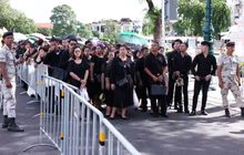 ประชาชนหลั่งไหลเข้ากราบถวายบังคมพระบรมศพ