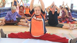 ยายบัวสอน วัย81ปี เล่นโยคะรักษาอัมพาต ชุมชนยก ยายบัวสอนแห่งแรงบันดาลใจ