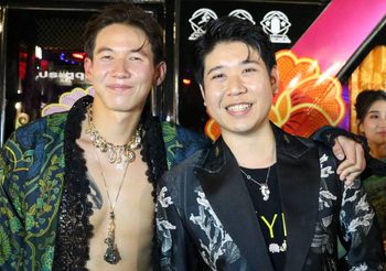 กรี๊ดลั่น! แฟชั่นโชว์ ‘ทราย สก๊อต-เฉียงเฉียง’ แบรนด์ยาหยี Yayee โดย “ภูมิ พงศ์พิวิชญ์” จากวัฒนธรรมผ้าปาเต๊ะสู่การเล่าเรื่องราวผ่านลายผ้าในงาน ‘อัยย๊ะปักษ์ใต้ 2’