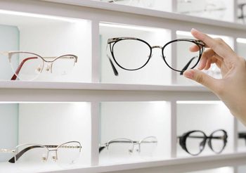 เลนส์แว่นตามีกี่แบบ แต่ละแบบดีอย่างไร ซื้อเลนส์แว่นแบบไหนดี