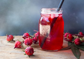 5 สรรพคุณดีๆ ของ กระเจี๊ยบแดง ดับกระหาย คลายร้อน และช่วยขับปัสสาวะ