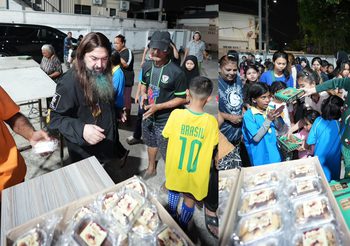 หนึ่งภาพล้านความหมาย หมอสุนิล ควง ภรรยา สร้างบุญใหญ่วันเกิดฯ ส่งต่อพลังใจ ร่วมบริจาคพร้อมเปิดโรงทานที่วัดมหาบุศย์