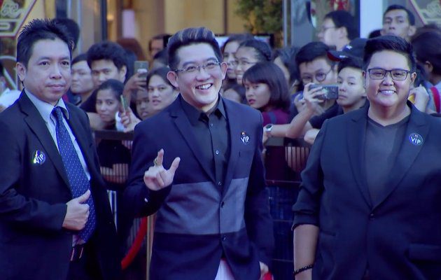 อ. คฑา ชินบัญชร เดินพรมแดง ในงานประกาศผลรางวัล MThai Top Talk-About 2017