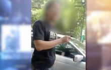 รุมตำหนิชายหัวร้อนพูดเหยียด รปภ.หลังไม่ยอมเปิดให้เข้าหมู่บ้าน