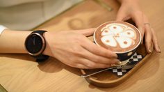 แจกไอเดีย!! 5 โพสท่าถ่ายรูป กับ นาฬิกาเรือนโปรดเก๋ แพง ปัง จนเพื่อนต้องทำตาม