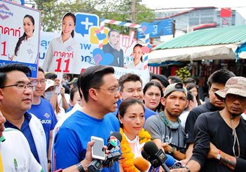 เลือกตั้ง 62 : ‘พุทธิพงษ์’ นำผู้สมัคร ส.ส.พลังประชารัฐ หาเสียงจตุจักร เผยขอเป็นทางเลือกคนกรุง