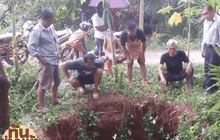 แตกตื่น! พบหลุมยุบลึกกว่า 3 เมตร ริมถนนเมืองกระบี่