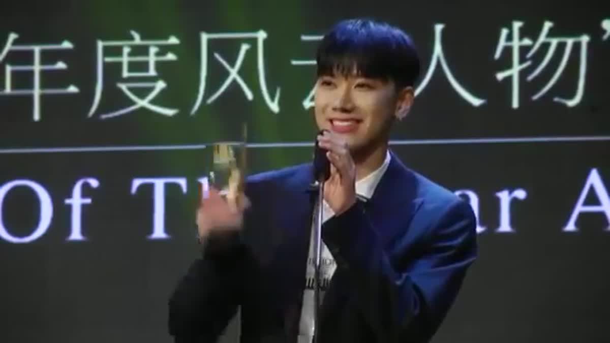 เสียงกรี๊ดสนั่น! เตนล์ NCT รับรางวัล Thailand Headlines Person of the Year Awards 2016-2017