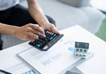 กู้ซื้อบ้านต้องมีเงินเท่าไหร่? เปิดสูตรคำนวณเงินดาวน์และค่าใช้จ่าย