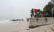 ขึ้นธงแดงหาดหัวหินหลังคลื่นลมแรง