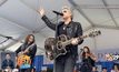 Bon Jovi เปิดคอนเสิร์ตเซอร์ไพรซ์งานซ้อมรับปริญญา